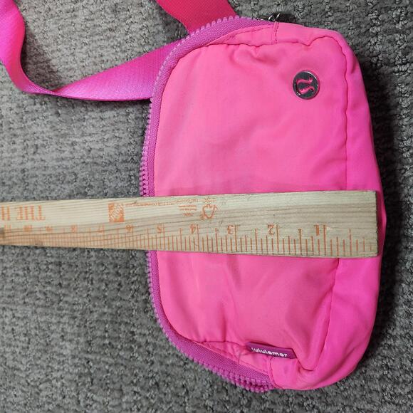 Lululmon Everywhere Belt Bag Sonic Pink - Picture 3 of 9